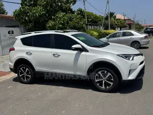 Toyota RAV4 XLE 4dr SUV AWD (2.5L 4cyl 6A) 2018 White
