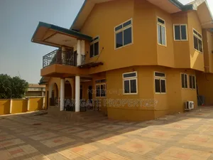 8bdrm House in Kronum, Kumasi Metropolitan for sale