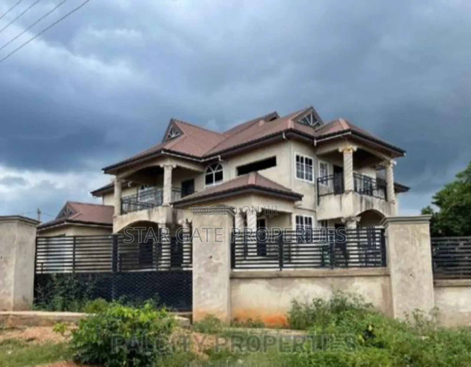 6bdrm House in Pakyi, Santasi Road., Kumasi Metropolitan for sale