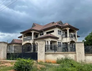 6bdrm House in Pakyi, Santasi Road., Kumasi Metropolitan for sale