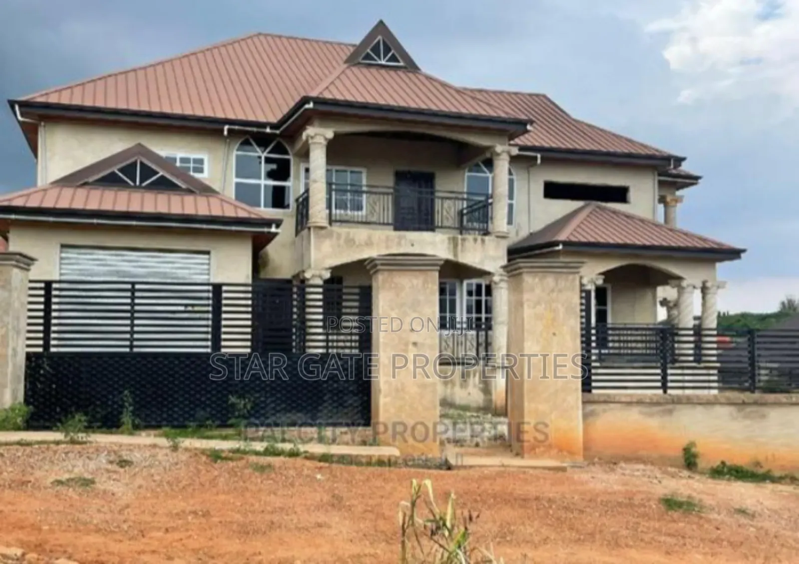 6bdrm House in Pakyi, Santasi Road., Kumasi Metropolitan for sale