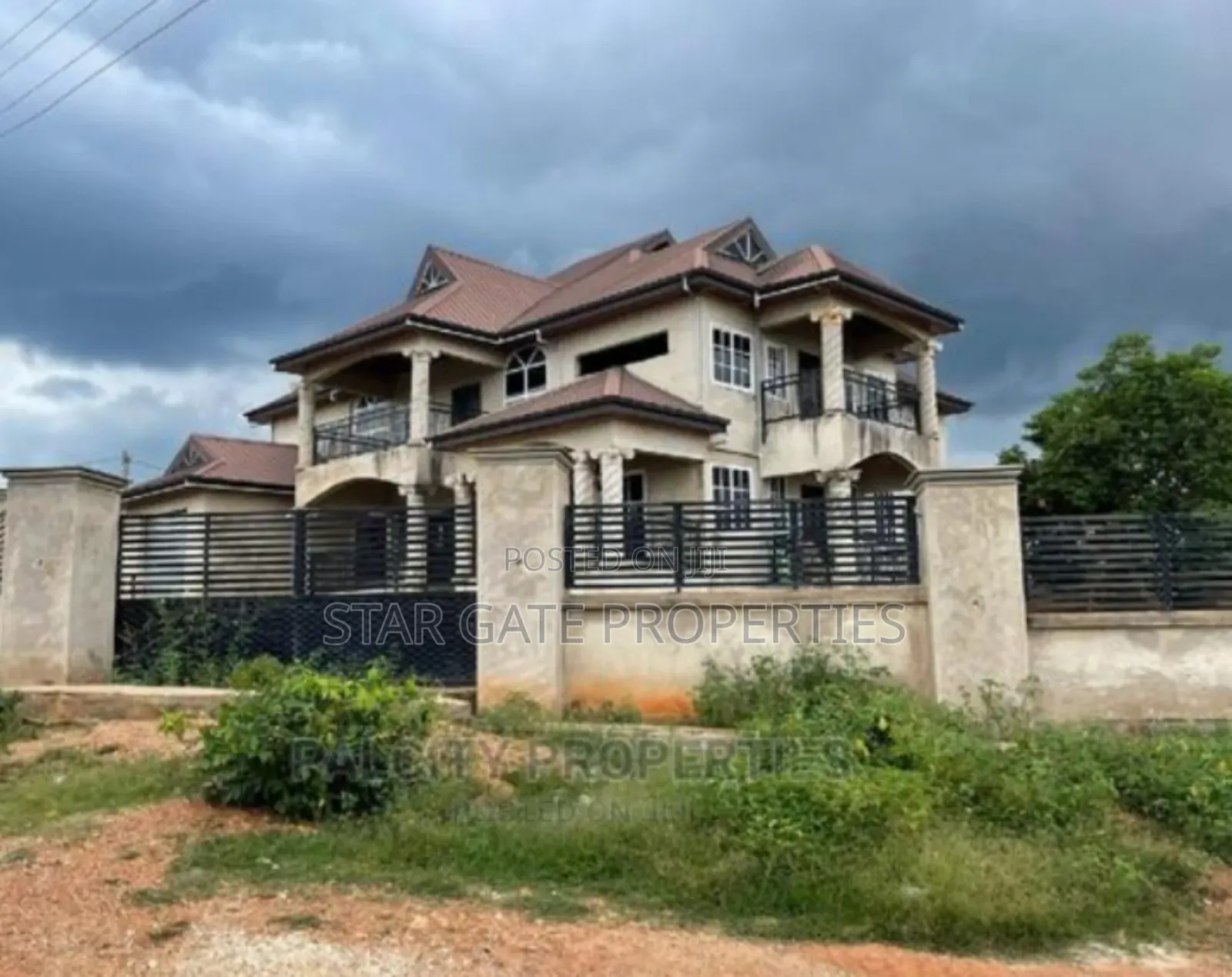6bdrm House in Pakyi, Santasi Road., Kumasi Metropolitan for sale