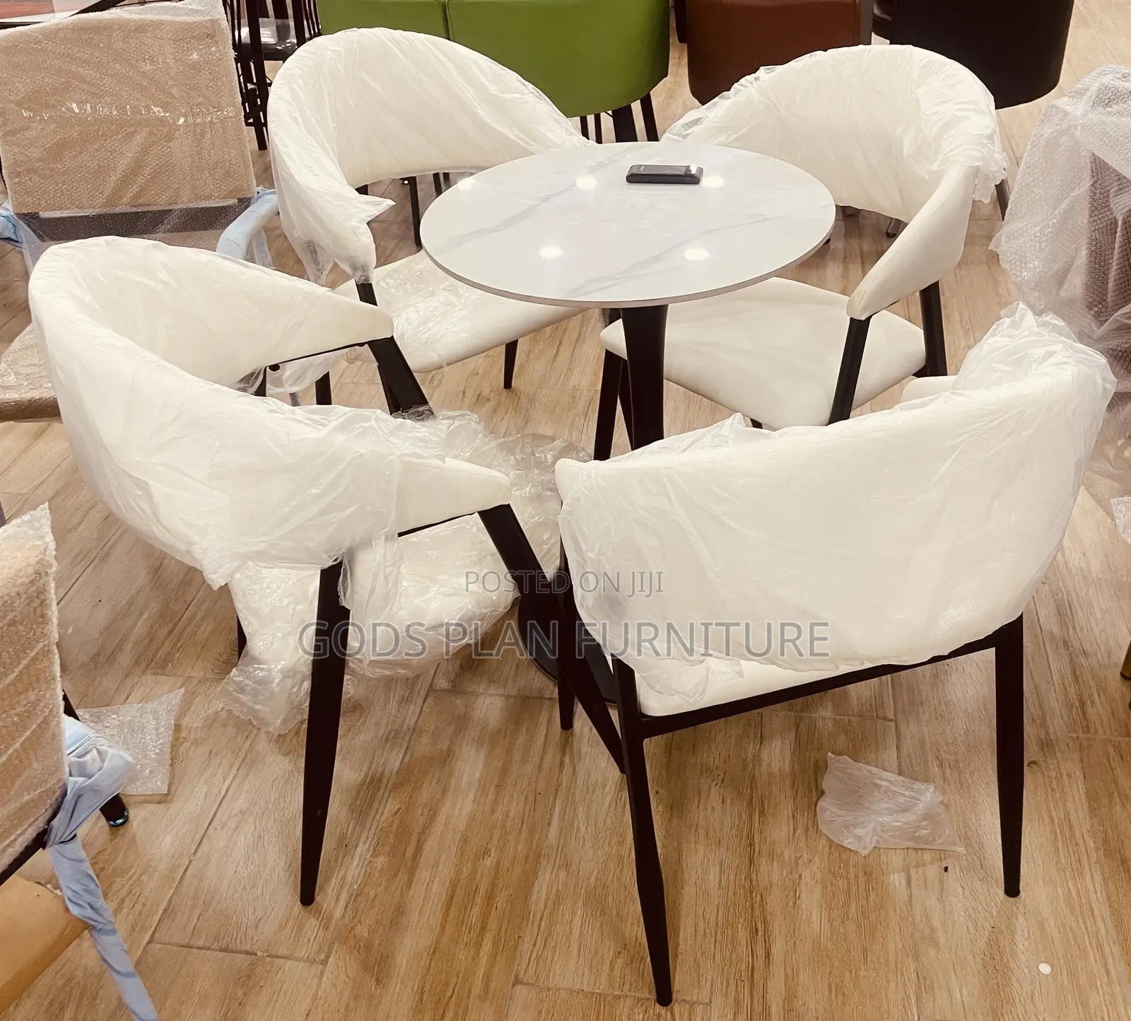 Casual Dining Table (+4)