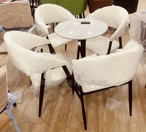 Casual Dining Table (+4)