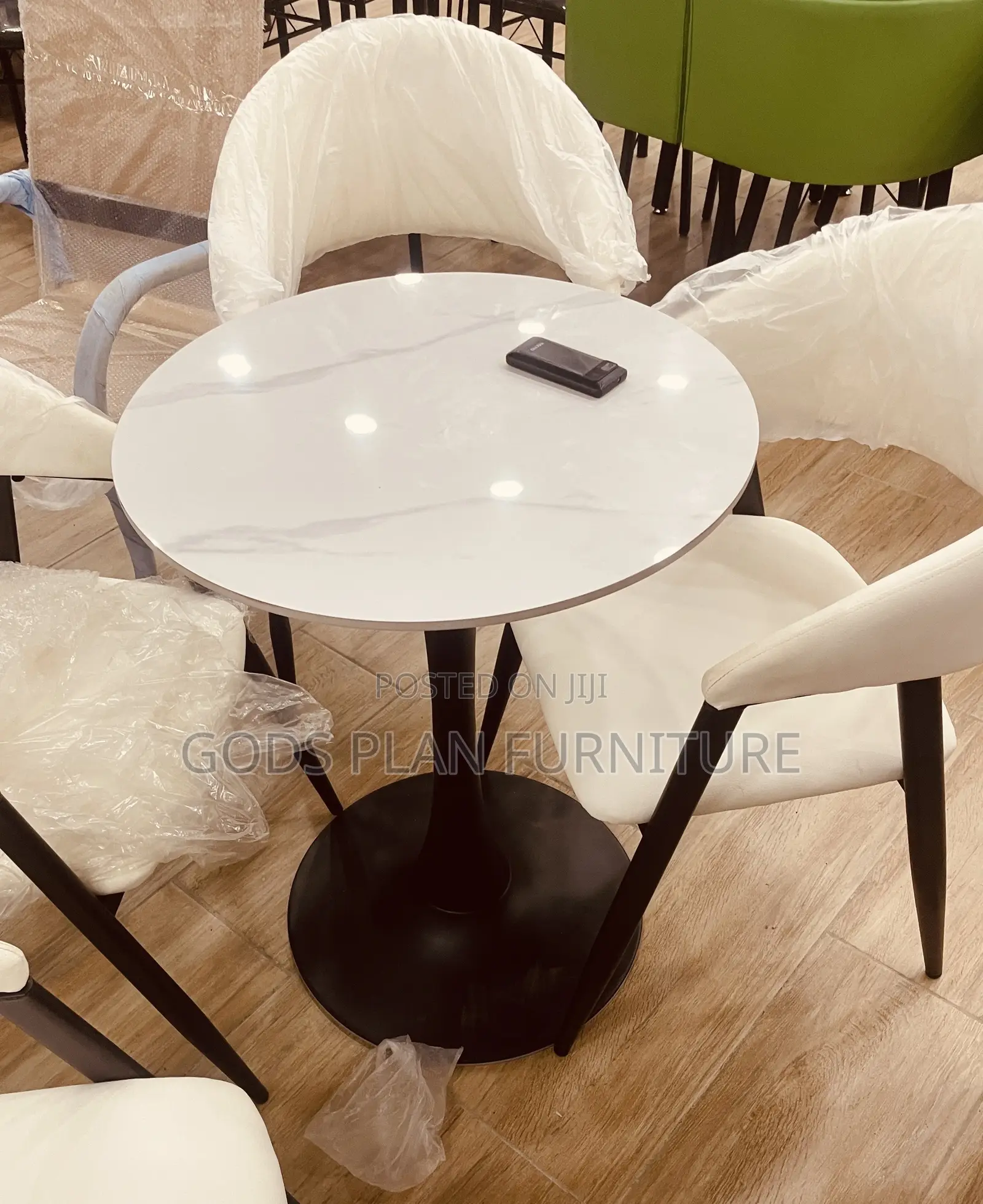 Casual Dining Table (+4)