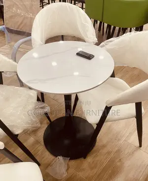 Casual Dining Table (+4)