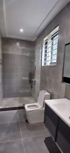 4bdrm Duplex in Ashongman Estate, Police Station for rent