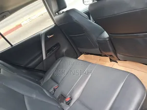 Toyota RAV4 XLE 4dr SUV (2.5L 4cyl 6A) 2018 Gray