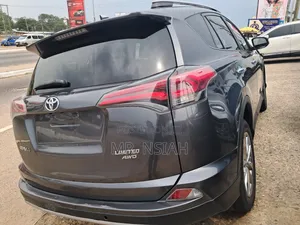 Toyota RAV4 XLE 4dr SUV (2.5L 4cyl 6A) 2018 Gray