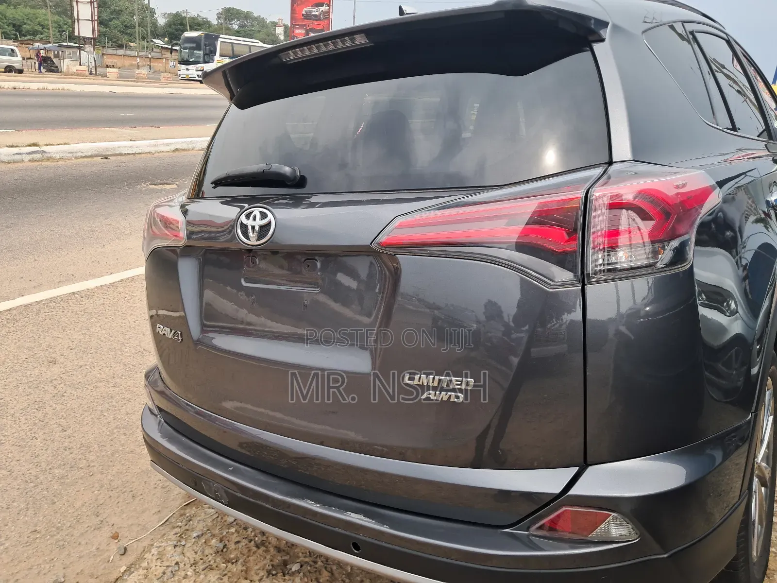 Toyota RAV4 XLE 4dr SUV (2.5L 4cyl 6A) 2018 Gray