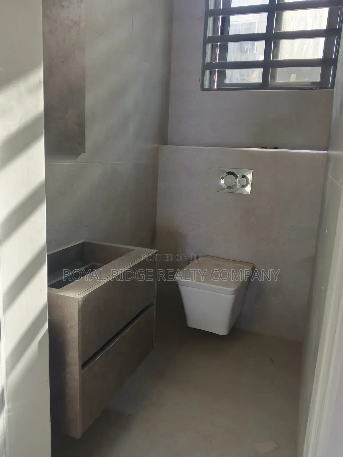 4bdrm Townhouse / Terrace in Burma Hills Close To, Accra Metropolitan