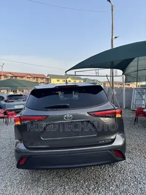 Toyota Highlander XLE 2022 Gray