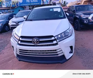 Toyota Highlander LE 2019 White
