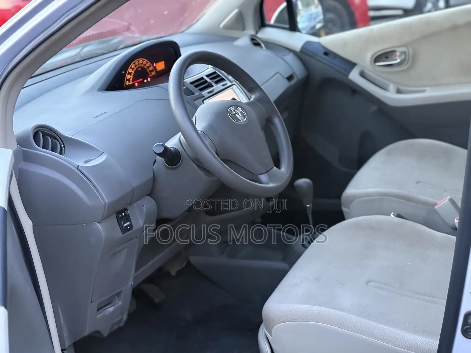 Toyota Vitz 2010 Silver