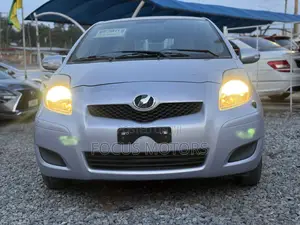 Toyota Vitz 2010 Silver