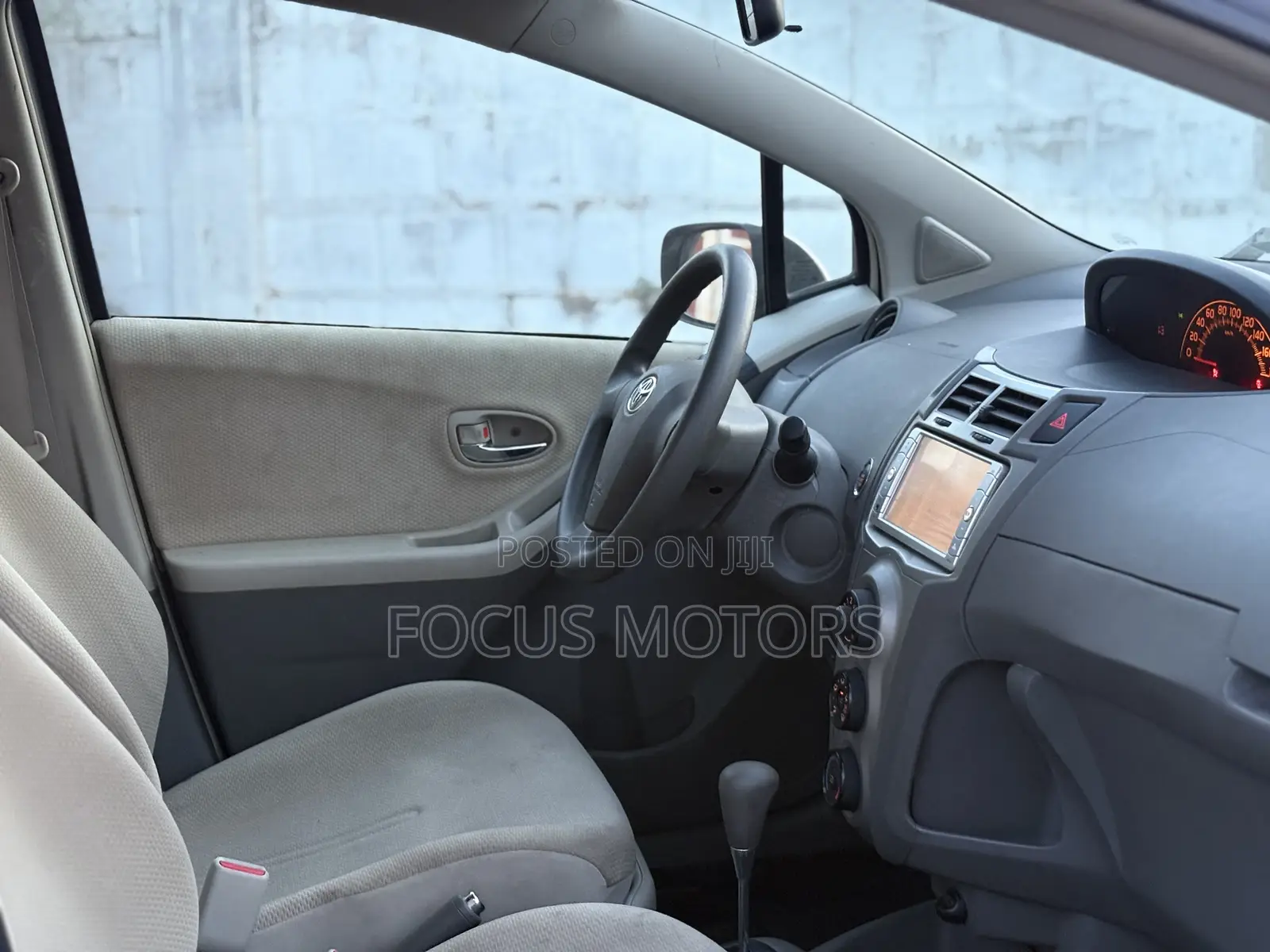 Toyota Vitz 2010 Silver