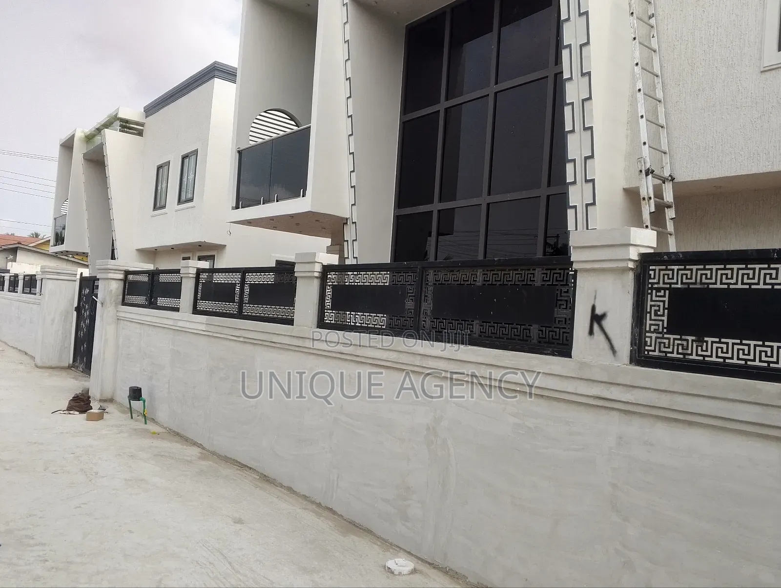 4bdrm Duplex in Manet Court for sale