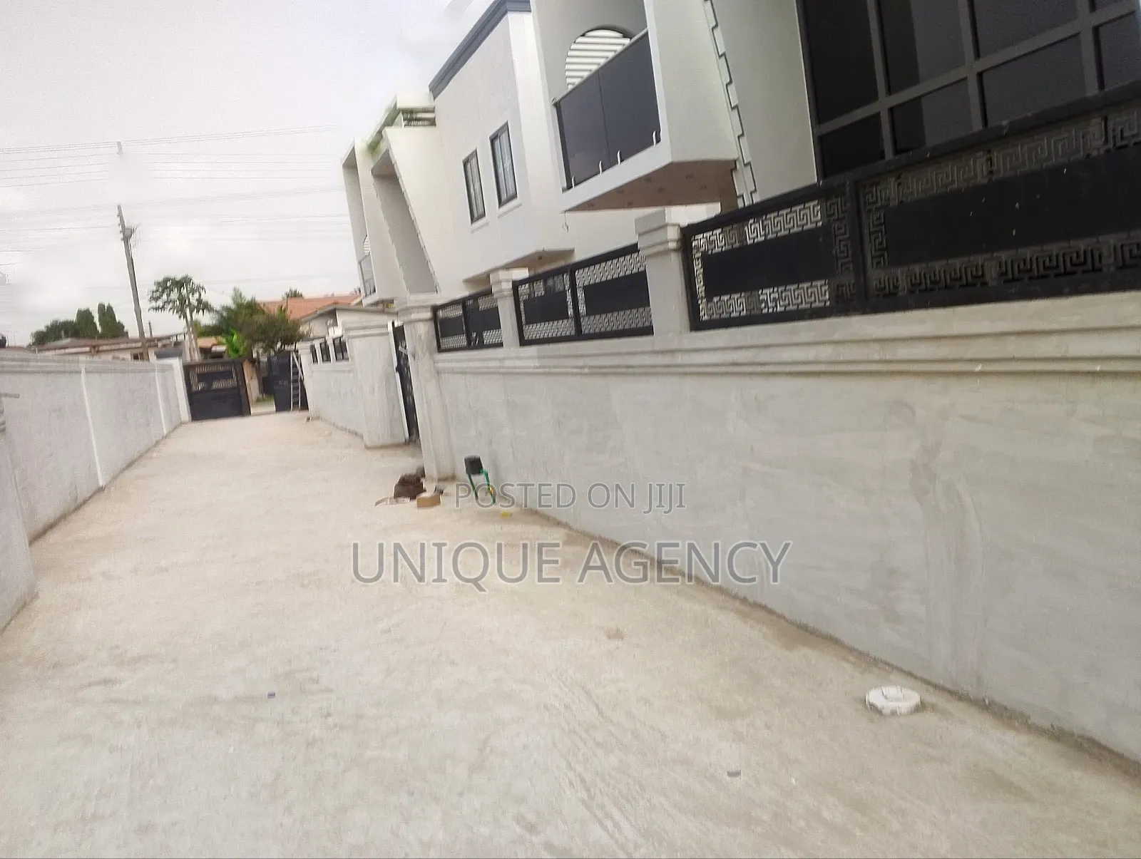 4bdrm Duplex in Manet Court for sale