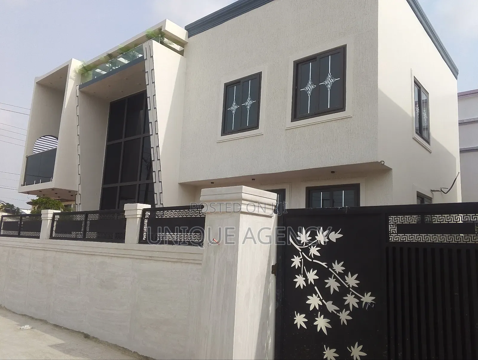 4bdrm Duplex in Manet Court for sale