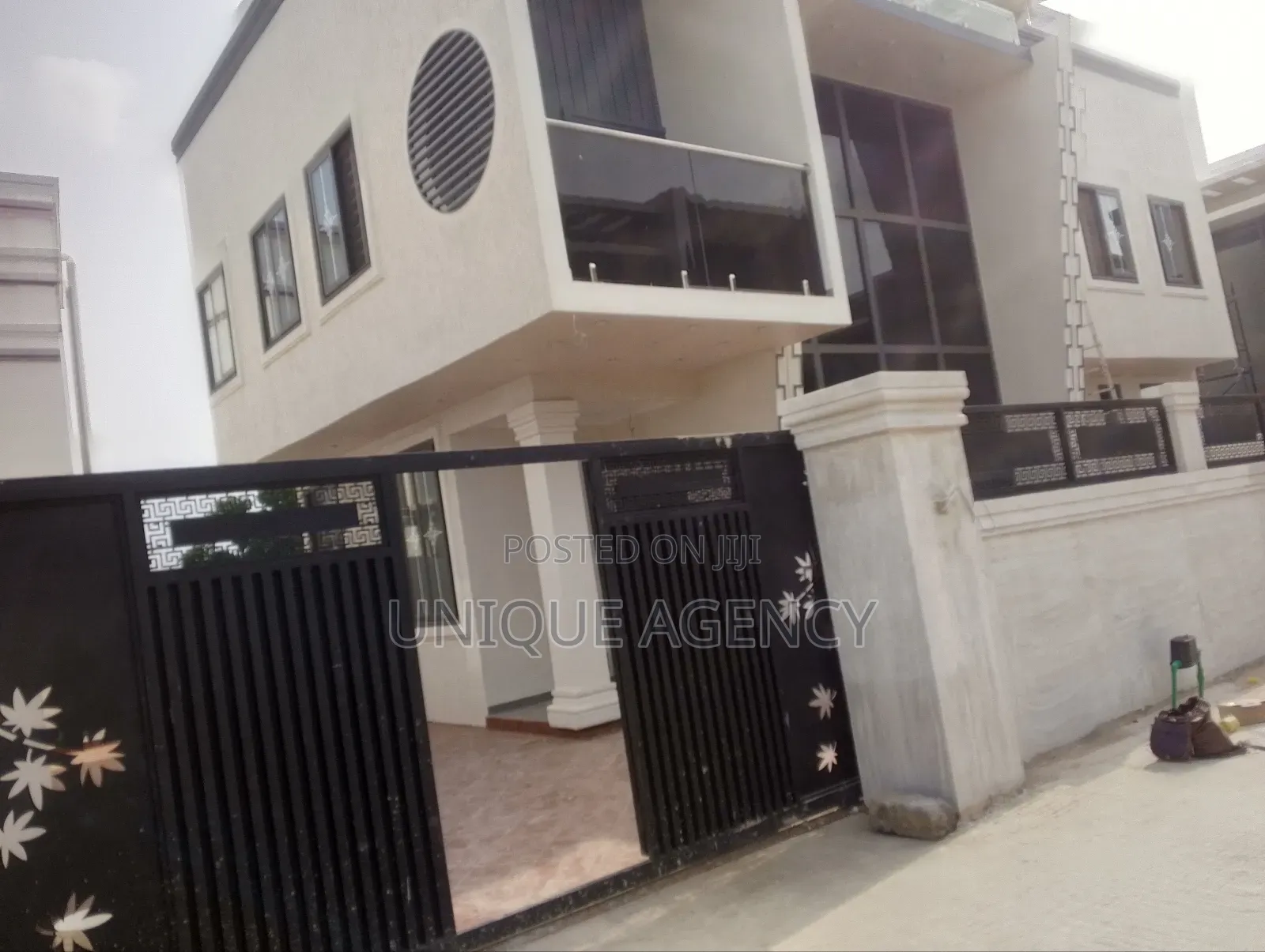 4bdrm Duplex in Manet Court for sale