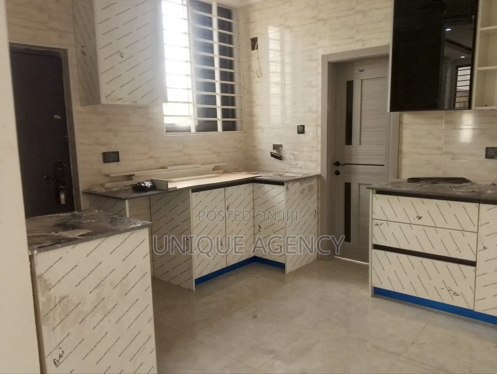 4bdrm Duplex in Manet Court for sale