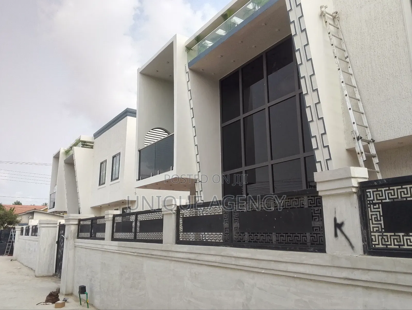 4bdrm Duplex in Manet Court for sale