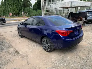 Toyota Corolla SE (1.8L 4cyl 2A) 2018 Blue