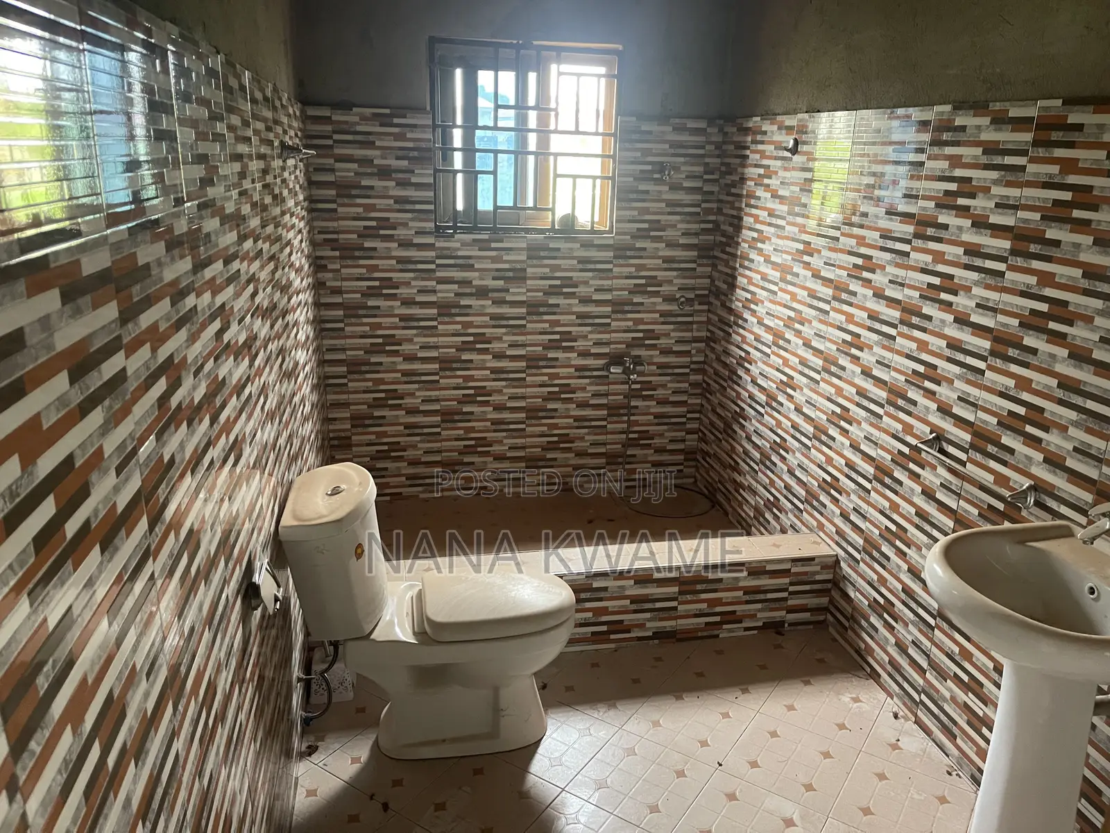 7bdrm House in Richmoni Estate, Atwima Kwanwoma for sale