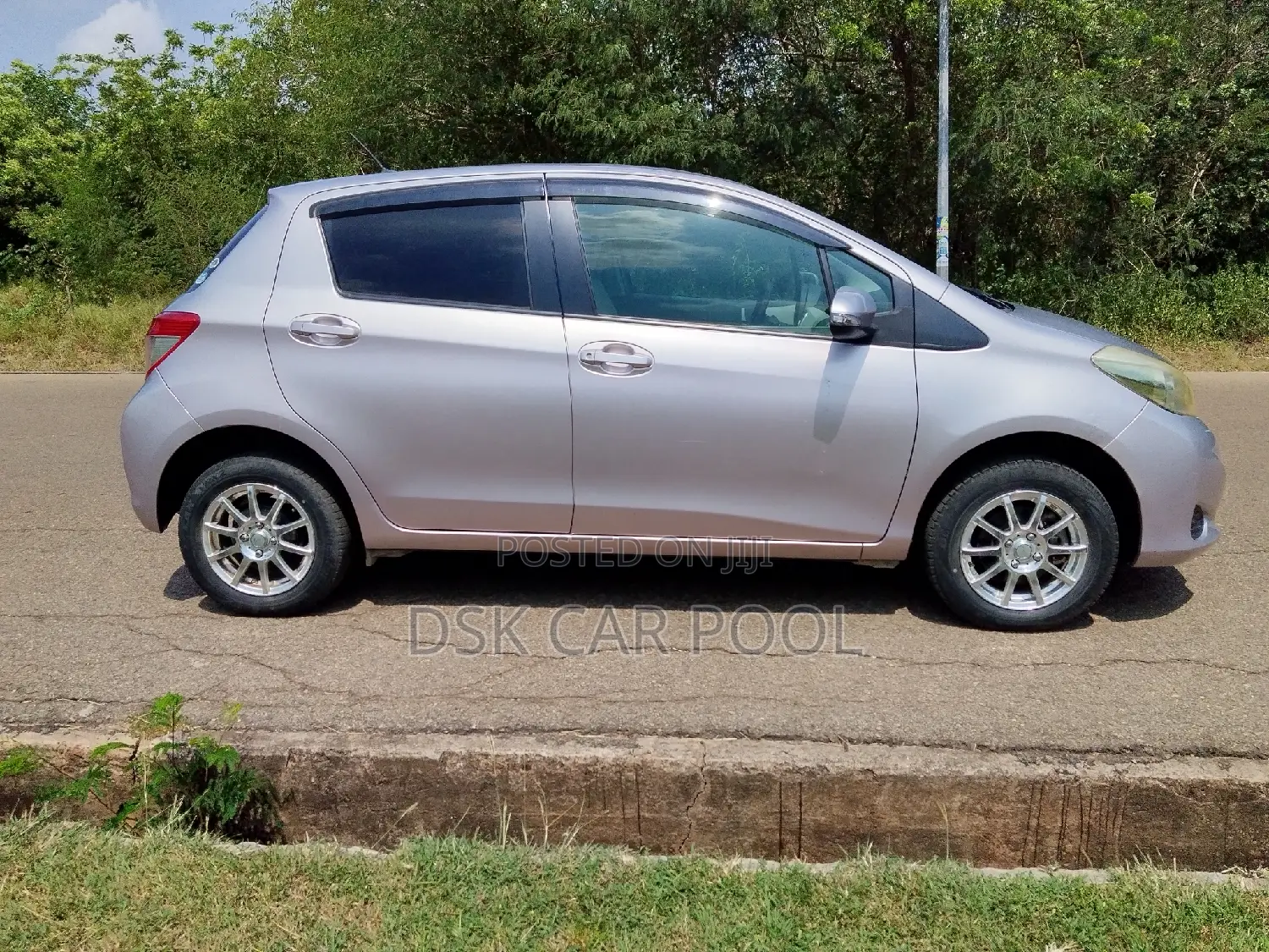 Toyota Vitz 1.3 AWD 5dr 2012 Pearl