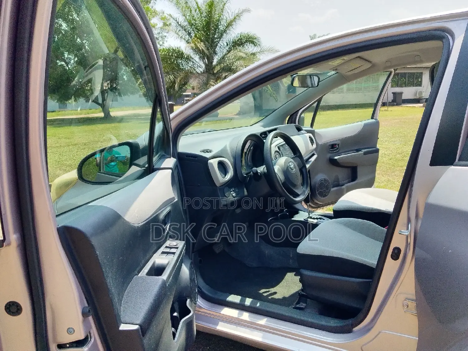 Toyota Vitz 1.3 AWD 5dr 2012 Pearl