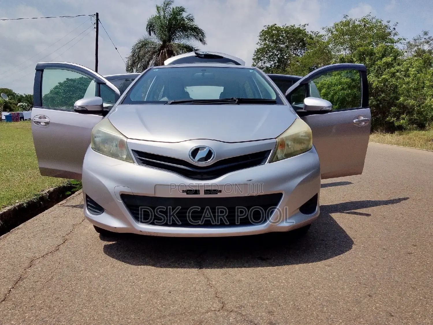 Toyota Vitz 1.3 AWD 5dr 2012 Pearl