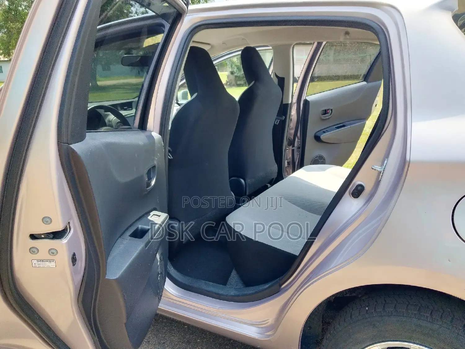 Toyota Vitz 1.3 AWD 5dr 2012 Pearl