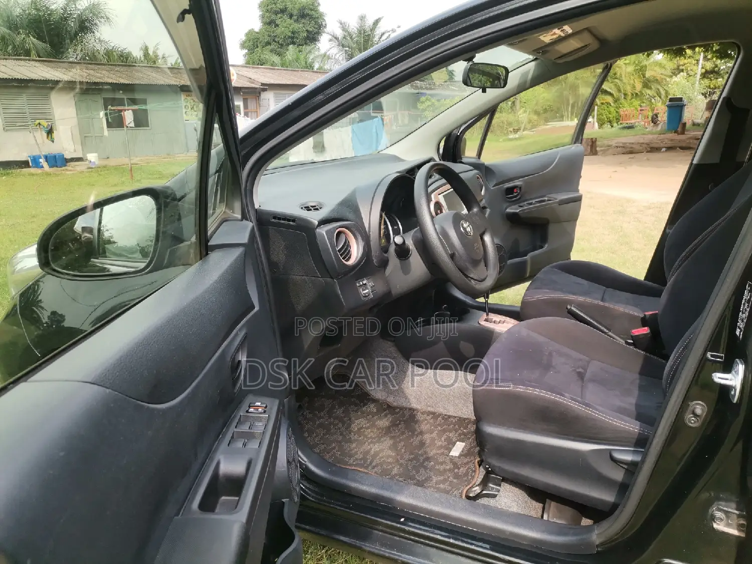Toyota Vitz 1.3 AWD 5dr 2013 Black