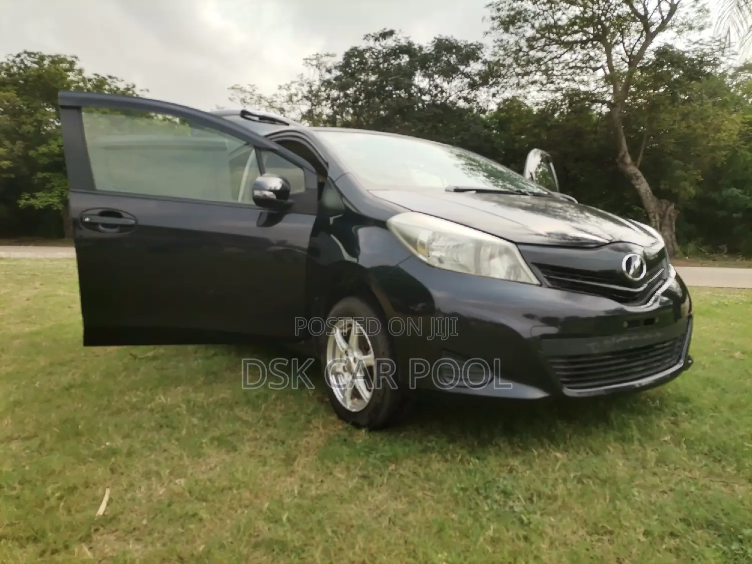 Toyota Vitz 1.3 AWD 5dr 2013 Black