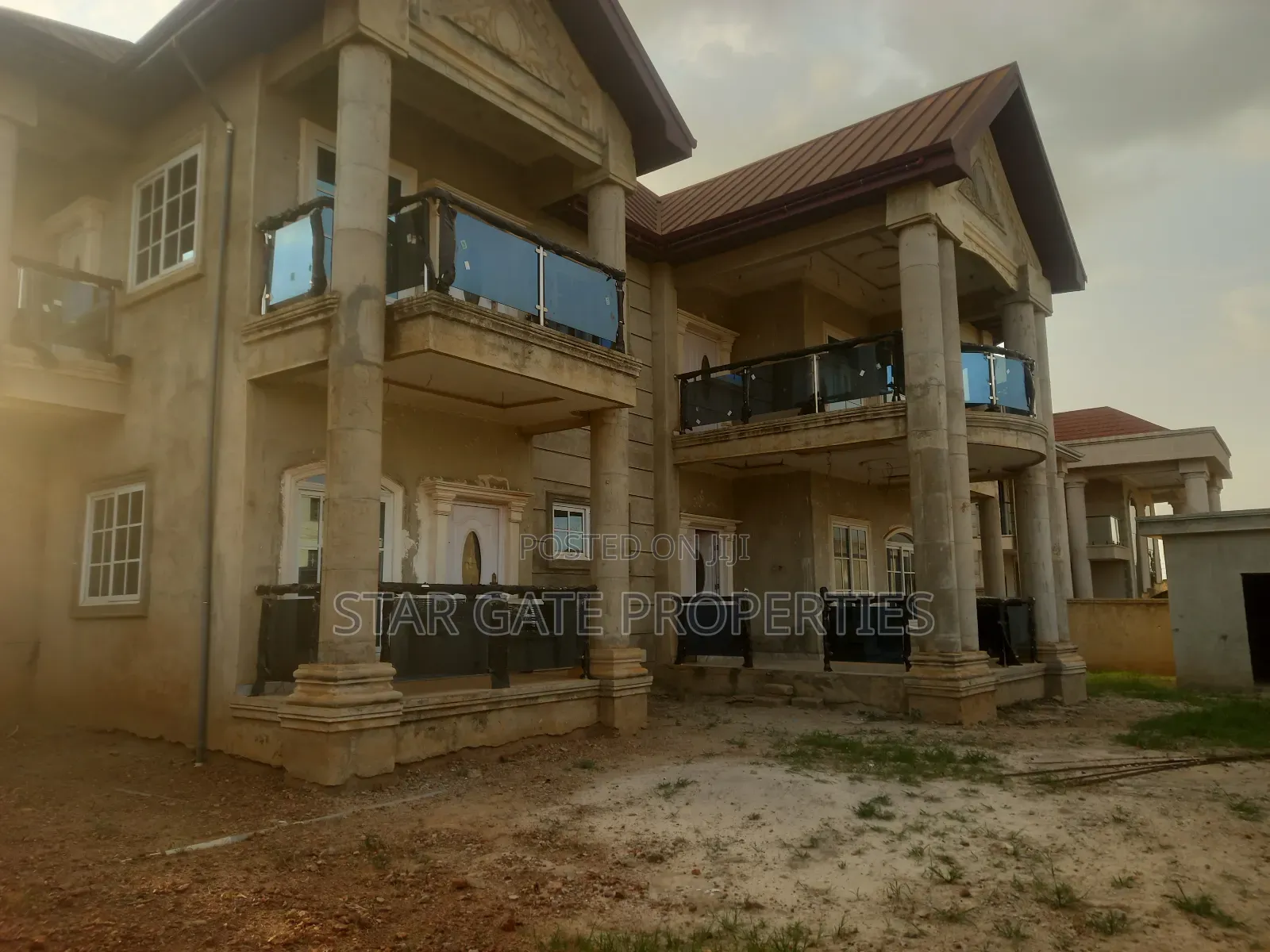 7bdrm House in Santasi Road, Kumasi Metropolitan for sale