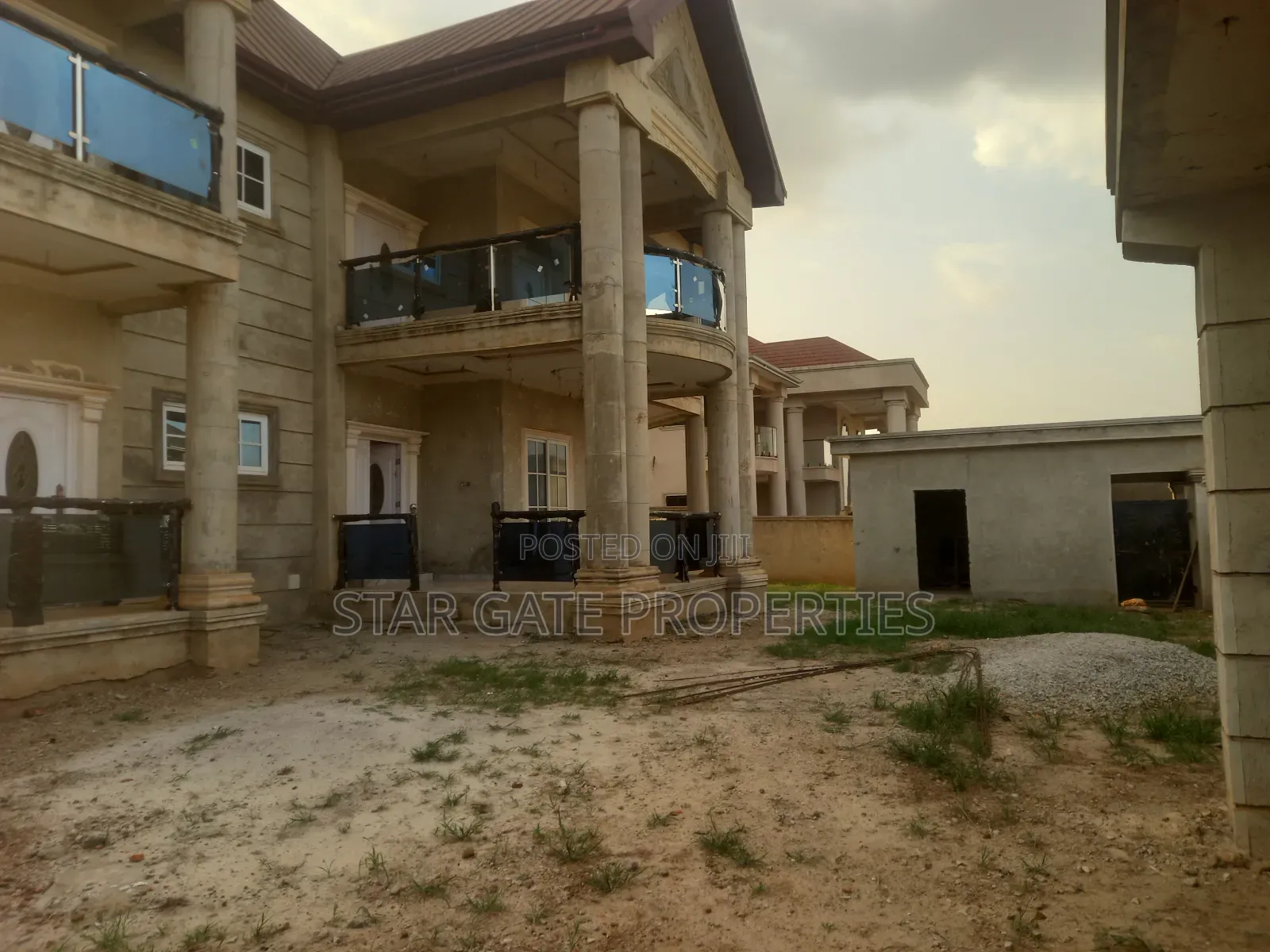 7bdrm House in Santasi Road, Kumasi Metropolitan for sale