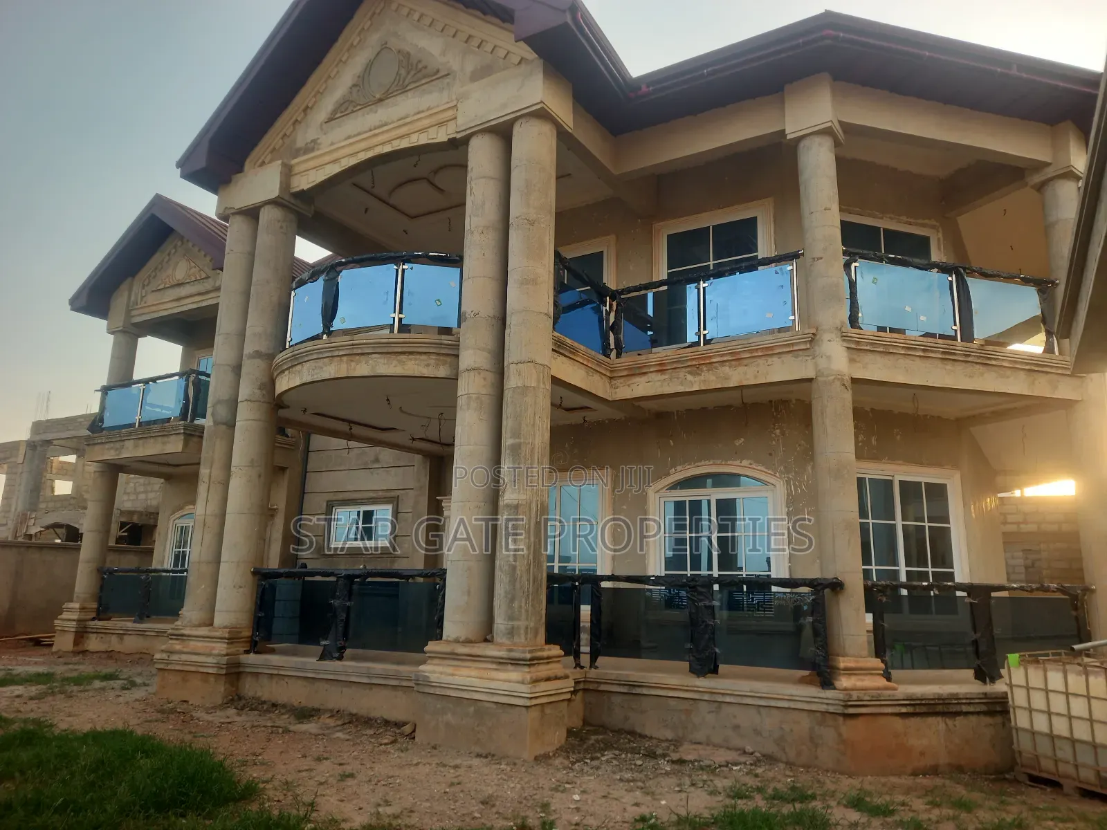 7bdrm House in Santasi Road, Kumasi Metropolitan for sale