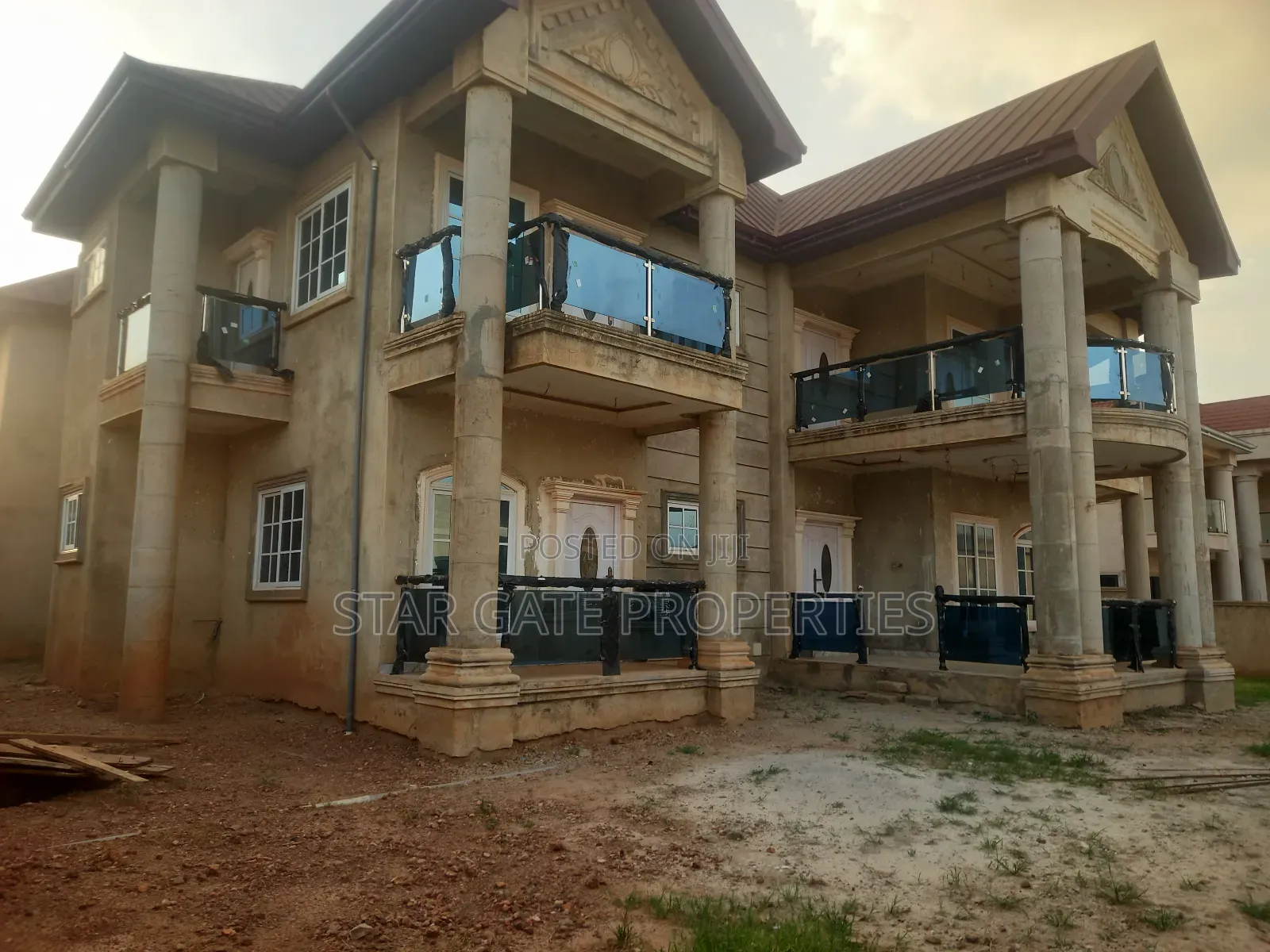 7bdrm House in Santasi Road, Kumasi Metropolitan for sale