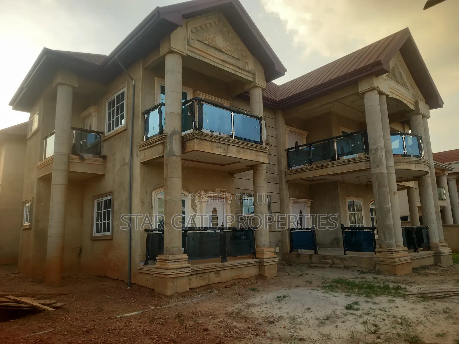 7bdrm House in Santasi Road, Kumasi Metropolitan for sale