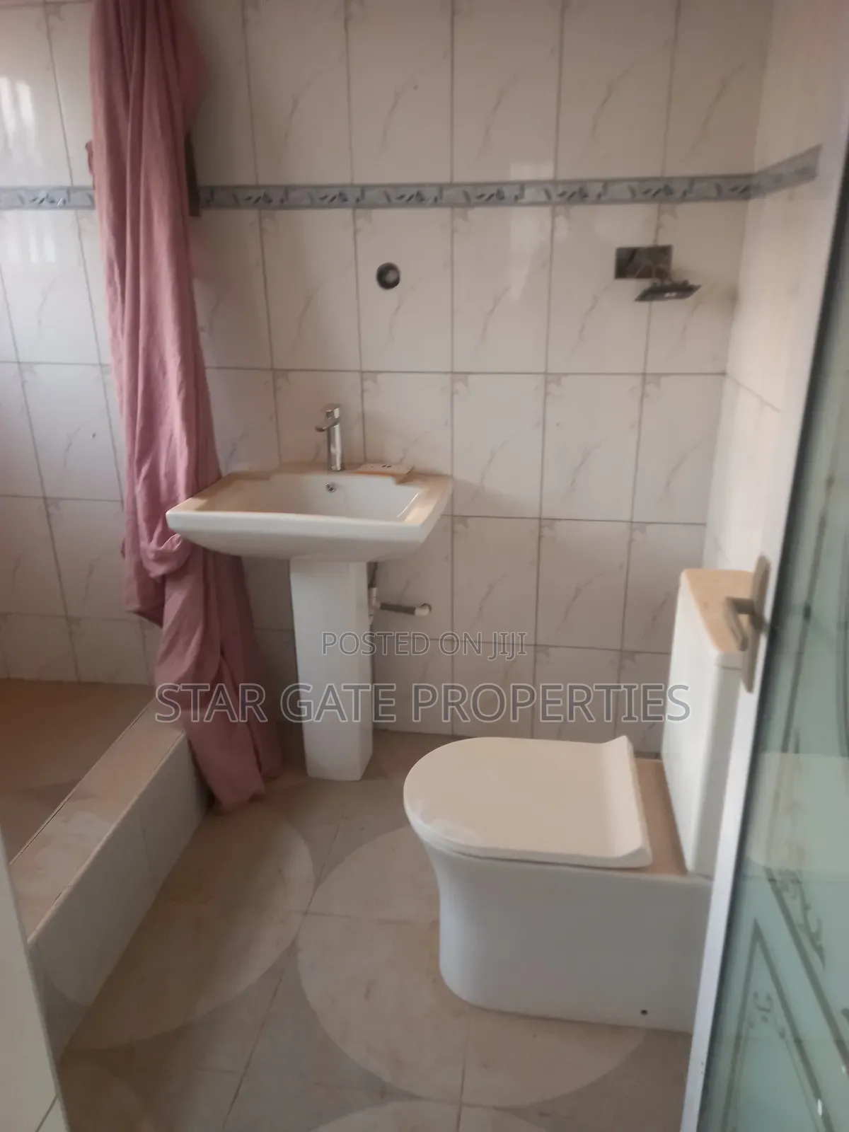 7bdrm House in Santasi Road, Kumasi Metropolitan for sale