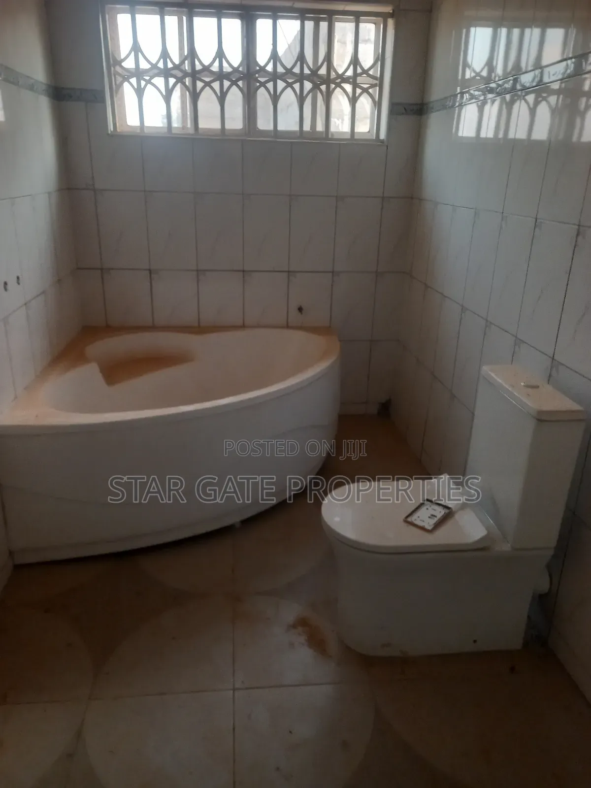 7bdrm House in Santasi Road, Kumasi Metropolitan for sale