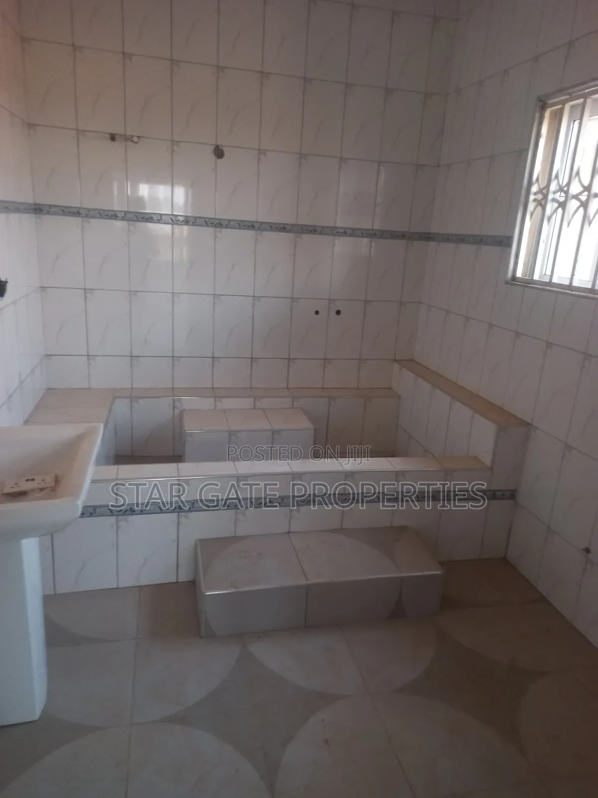 7bdrm House in Santasi Road, Kumasi Metropolitan for sale