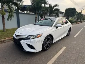 Toyota Camry SE FWD (2.5L 4cyl 8AM) 2018 White