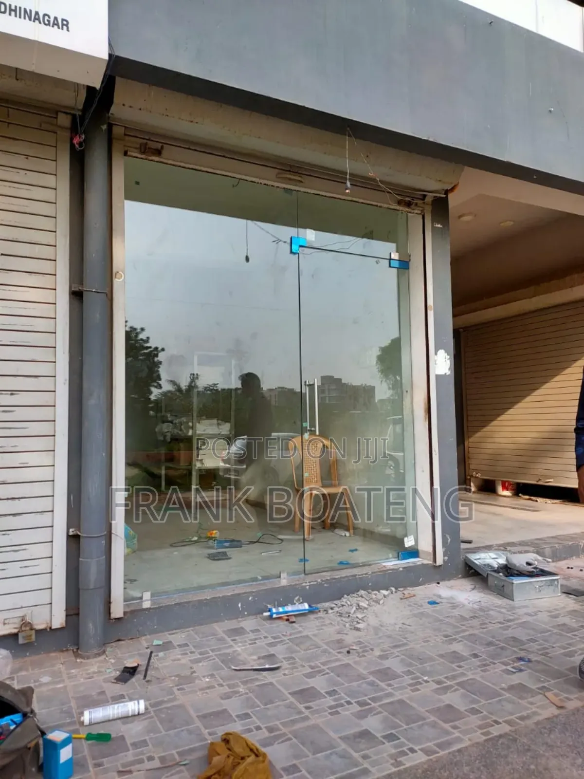 Framelessz Swing Single Doorr