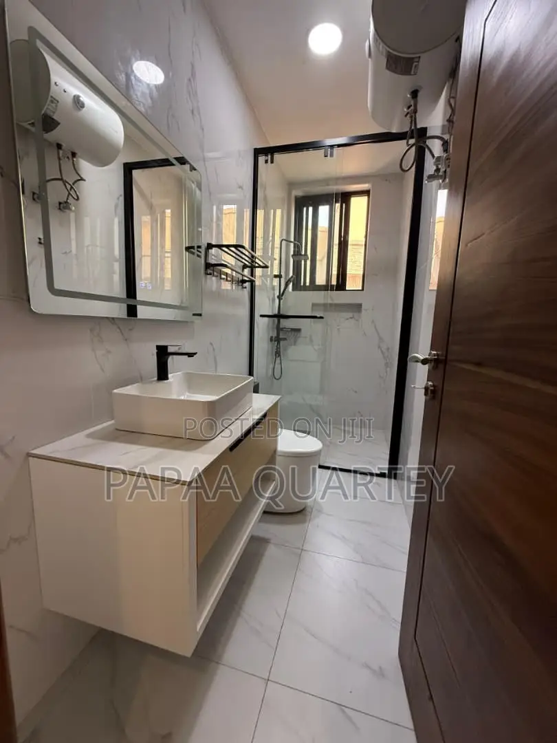 6bdrm House in East Legon for sale