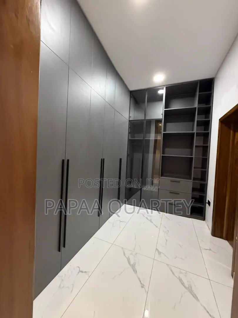 6bdrm House in East Legon for sale