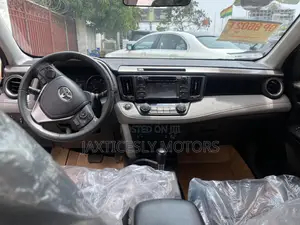 Toyota RAV4 XLE 4dr SUV (2.5L 4cyl 6A) 2018 Silver