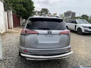 Toyota RAV4 XLE 4dr SUV (2.5L 4cyl 6A) 2018 Silver