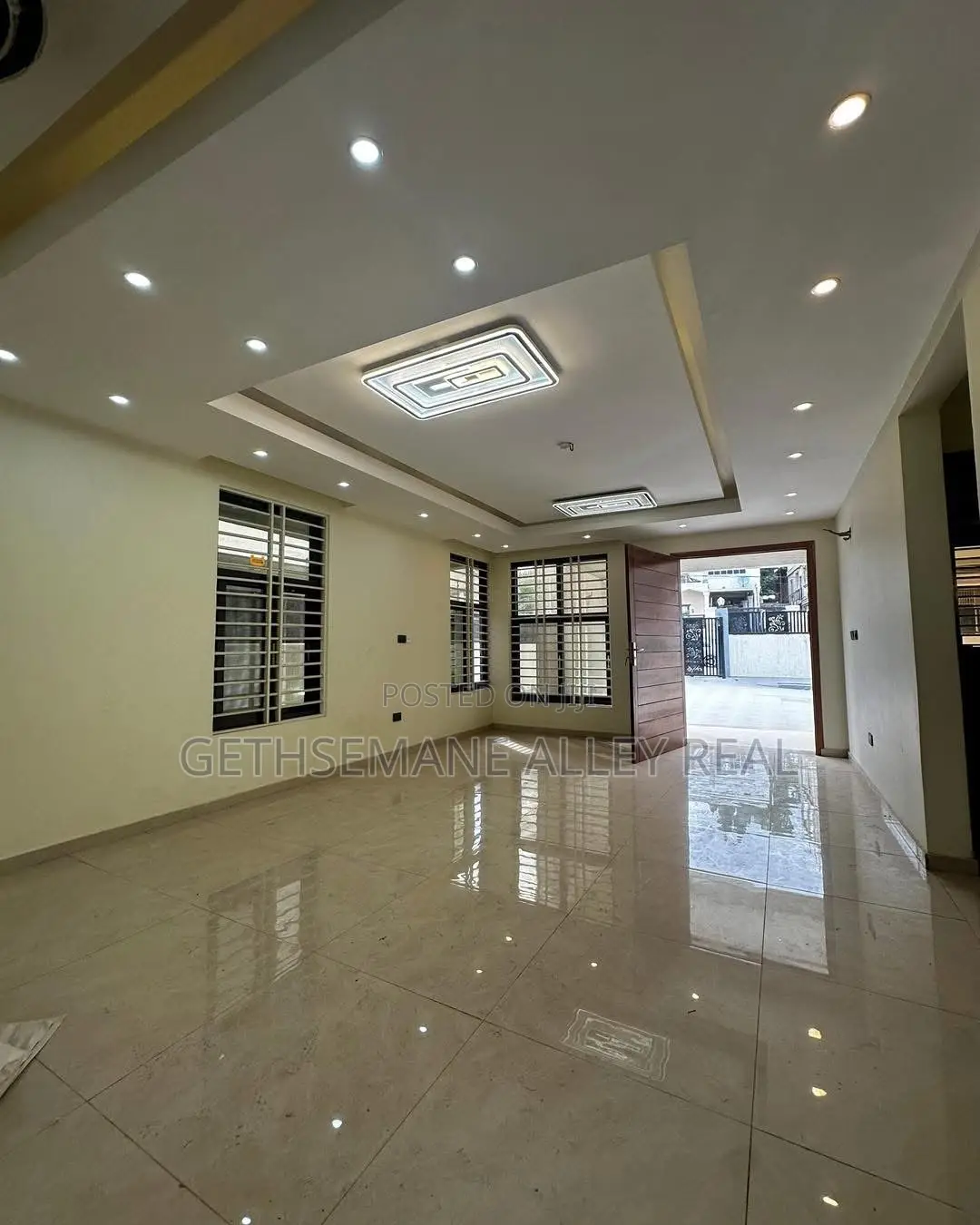 5bdrm Duplex in Gethsemeny Alley, West Hills Mall Area for sale