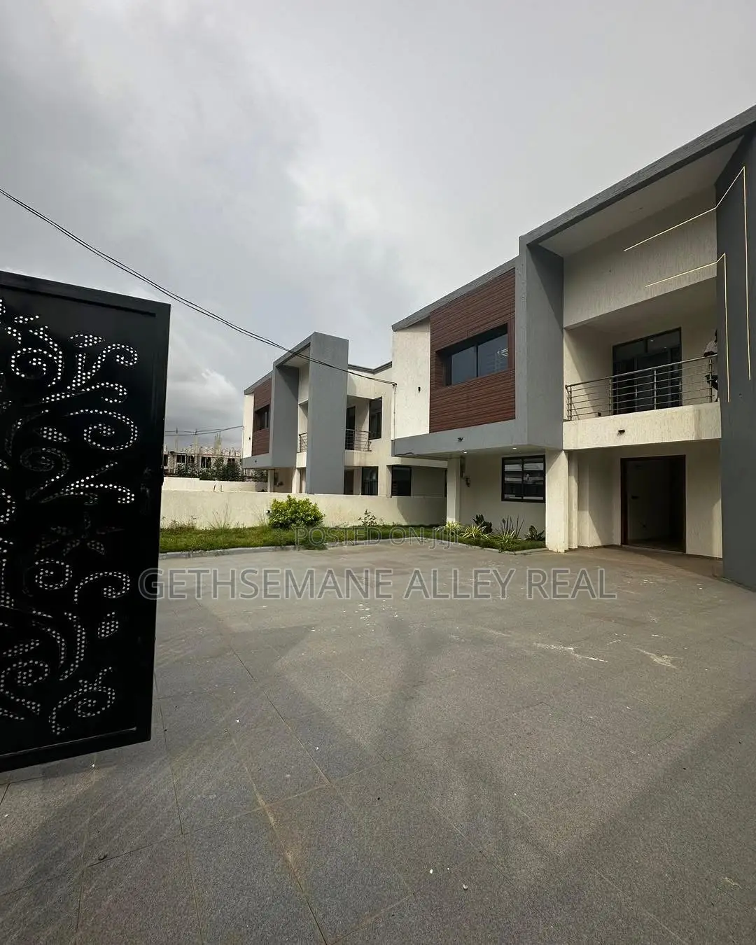 5bdrm Duplex in Gethsemeny Alley, West Hills Mall Area for sale